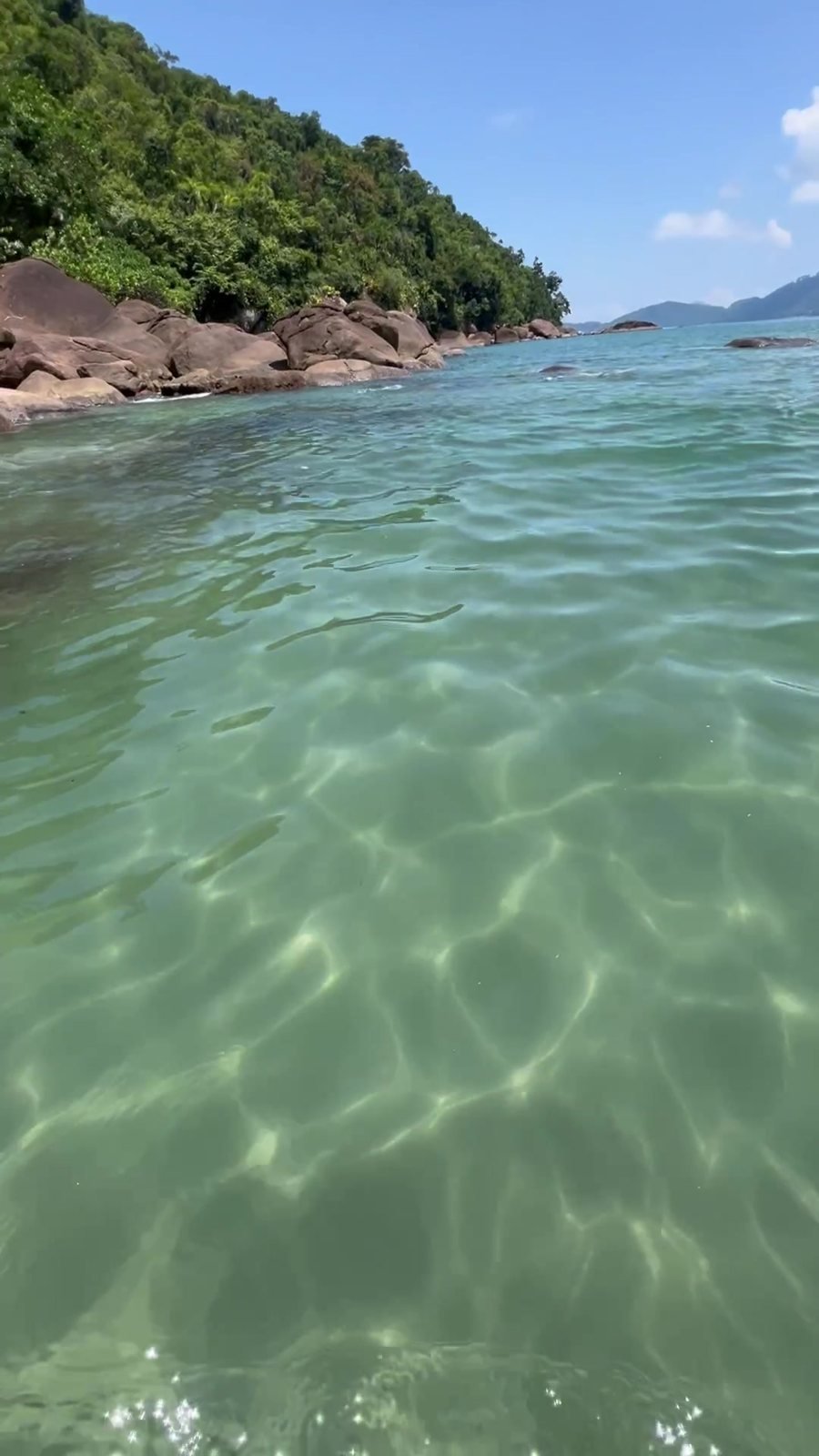 Água cristalina em praia de Ubatuba