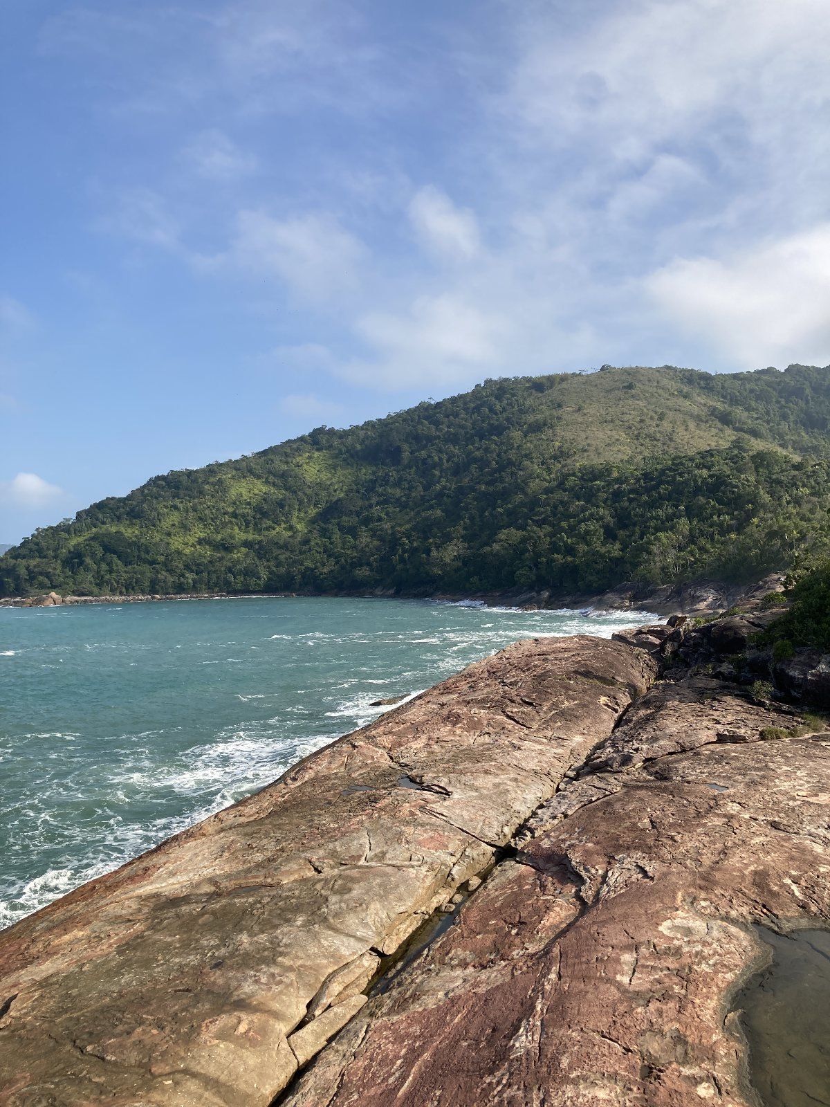 Costeira de pedra do Pontão da Fortaleza entrando no mar