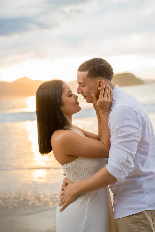 Ensaio de casal na praia em Ubatuba, foto de Renan Life fotógrafo