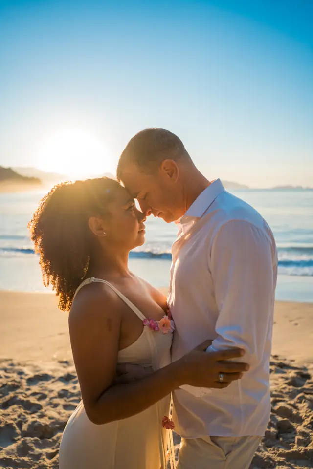 Ensaio de casal na praia em Ubatuba, foto de Renan Life fotógrafo
