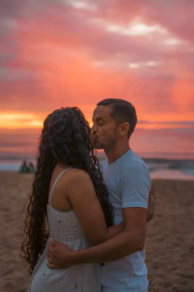 Ensaio de casal na praia em Ubatuba, foto de Renan Life fotógrafo
