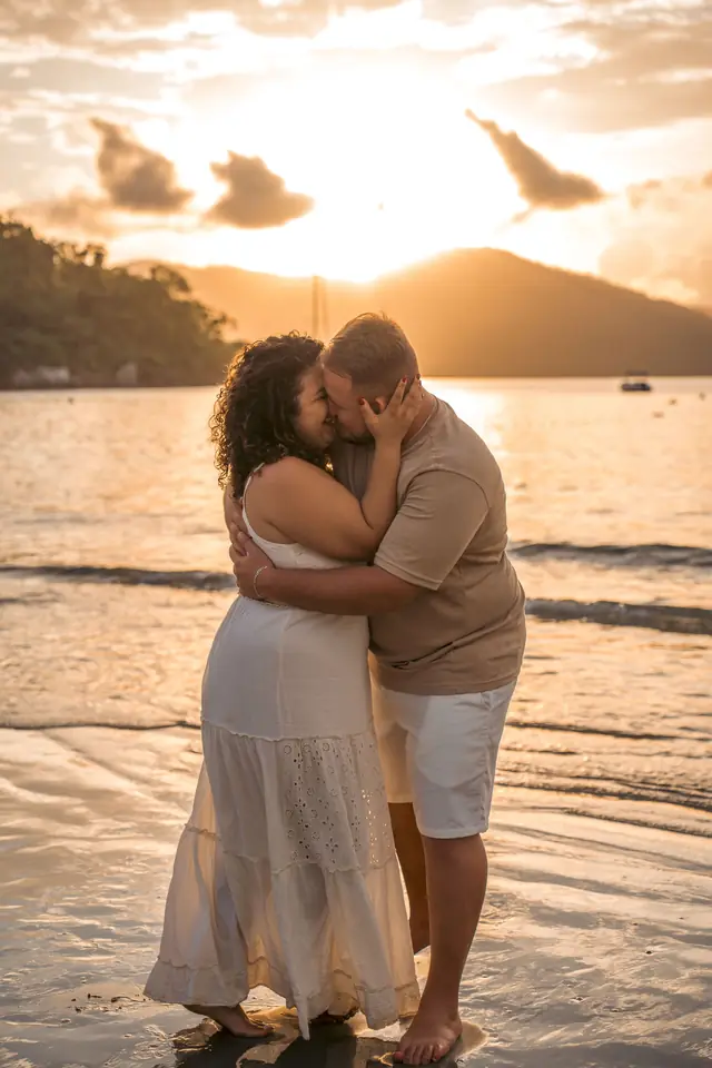 Ensaio de casal na praia em Ubatuba, foto de Renan Life fotógrafo