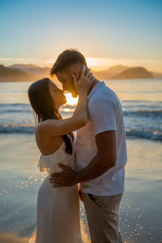 Ensaio de casal na praia em Ubatuba, foto de Renan Life fotógrafo