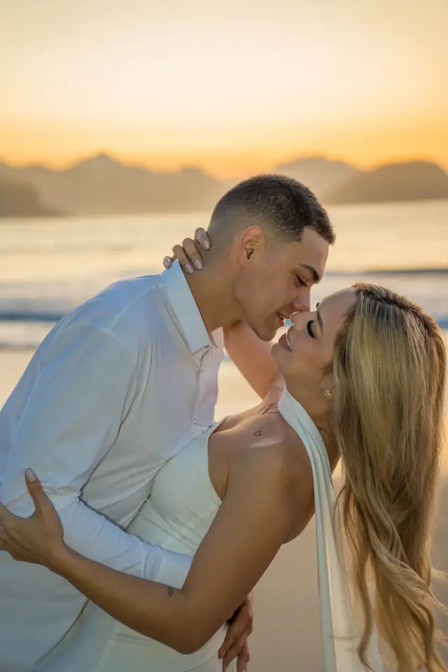 Ensaio de casal na praia em Ubatuba, foto de Renan Life fotógrafo