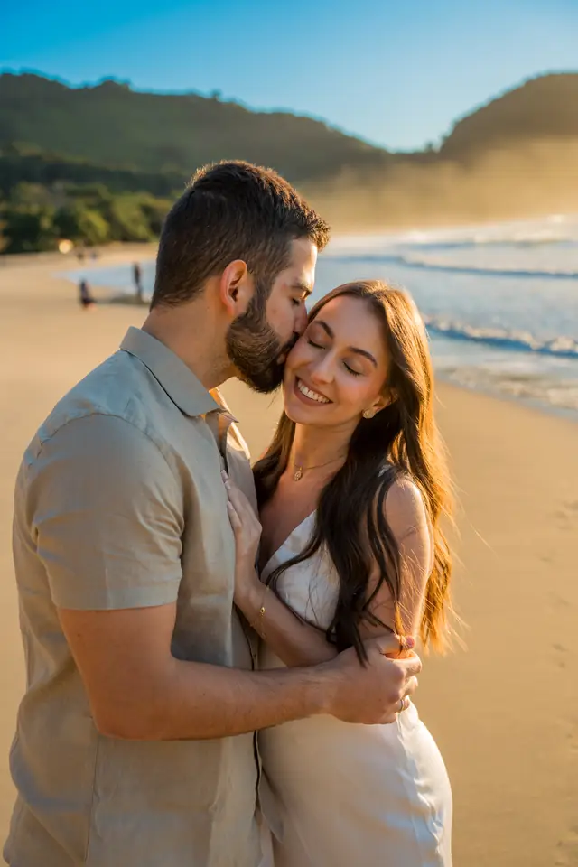 Ensaio de casal na praia em Ubatuba, foto de Renan Life fotógrafo