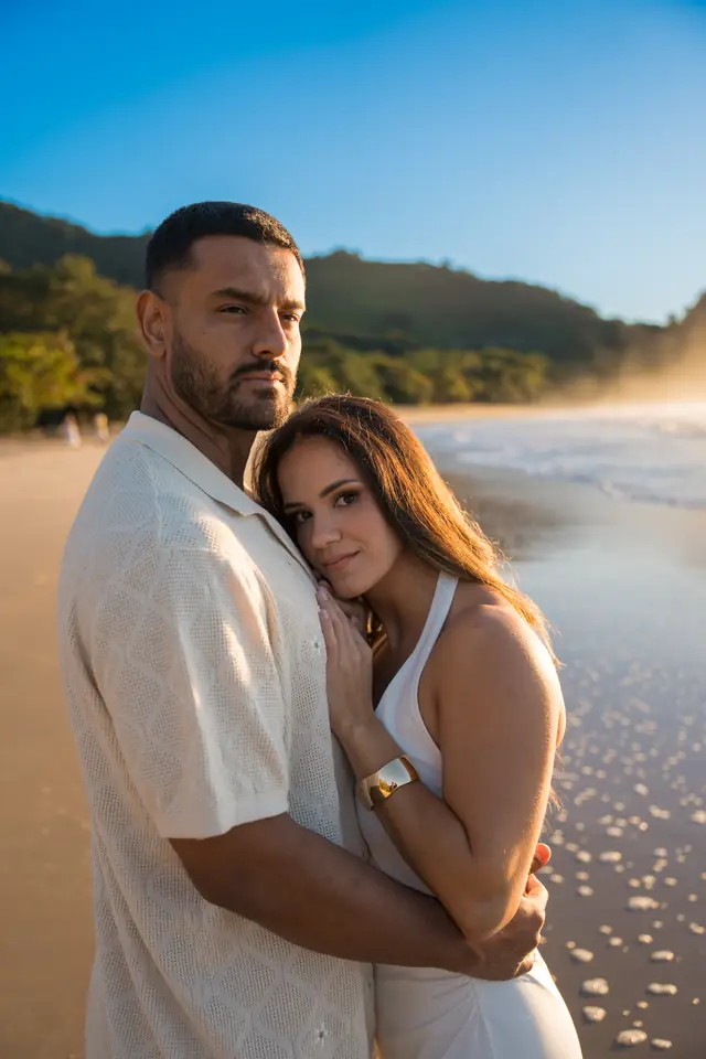 Ensaio de casal na praia em Ubatuba, foto de Renan Life fotógrafo