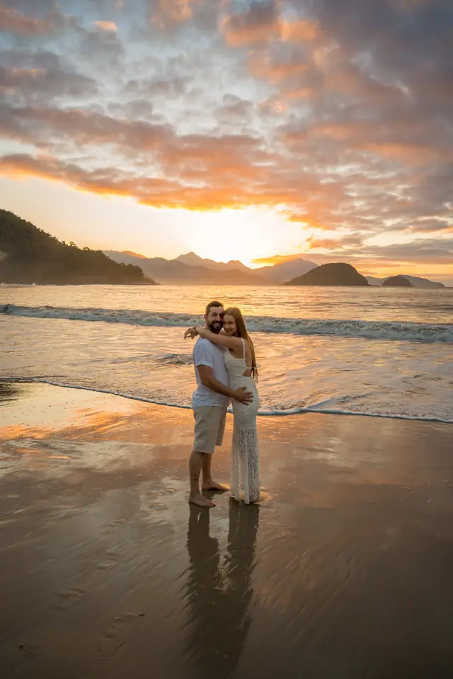 Ensaio de casal na praia em Ubatuba, foto de Renan Life fotógrafo