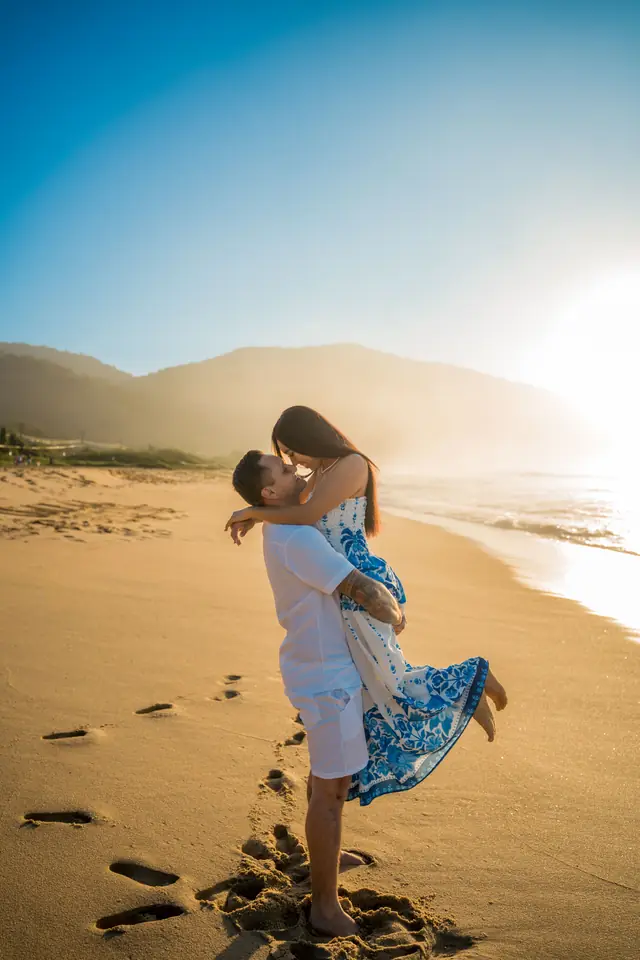 Ensaio de casal na praia em Ubatuba, foto de Renan Life fotógrafo