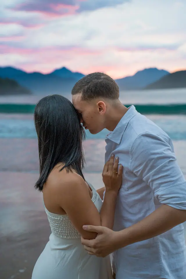 Ensaio de casal na praia em Ubatuba, foto de Renan Life fotógrafo