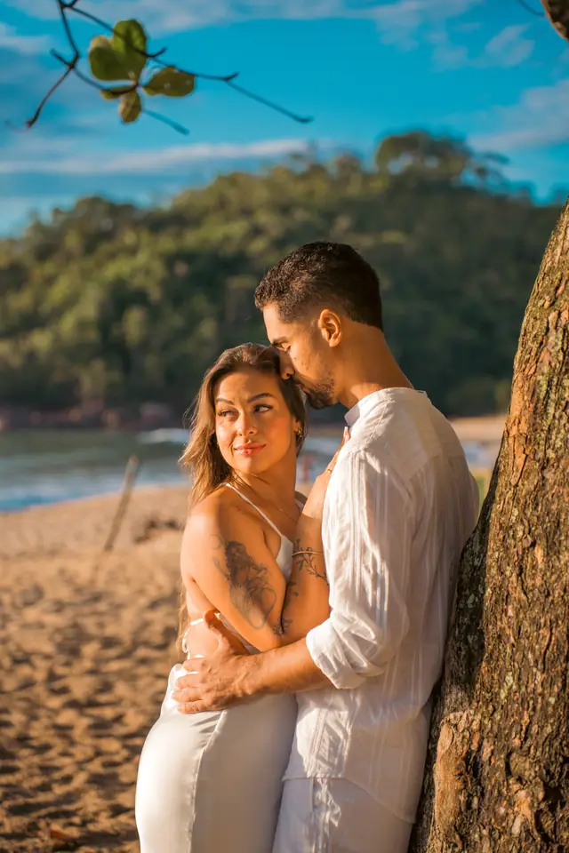 Ensaio de casal na praia em Ubatuba, foto de Renan Life fotógrafo