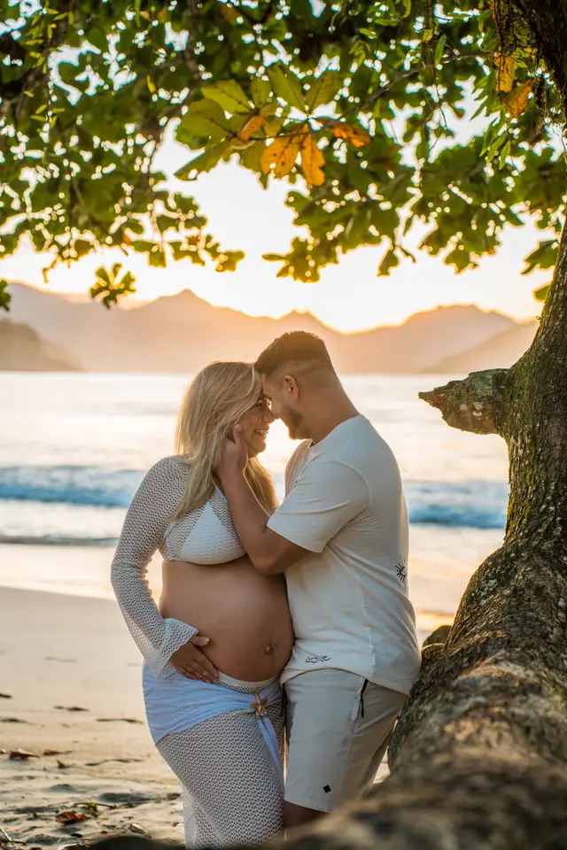Ensaio gestante na praia em Ubatuba, foto de Renan Life fotógrafo