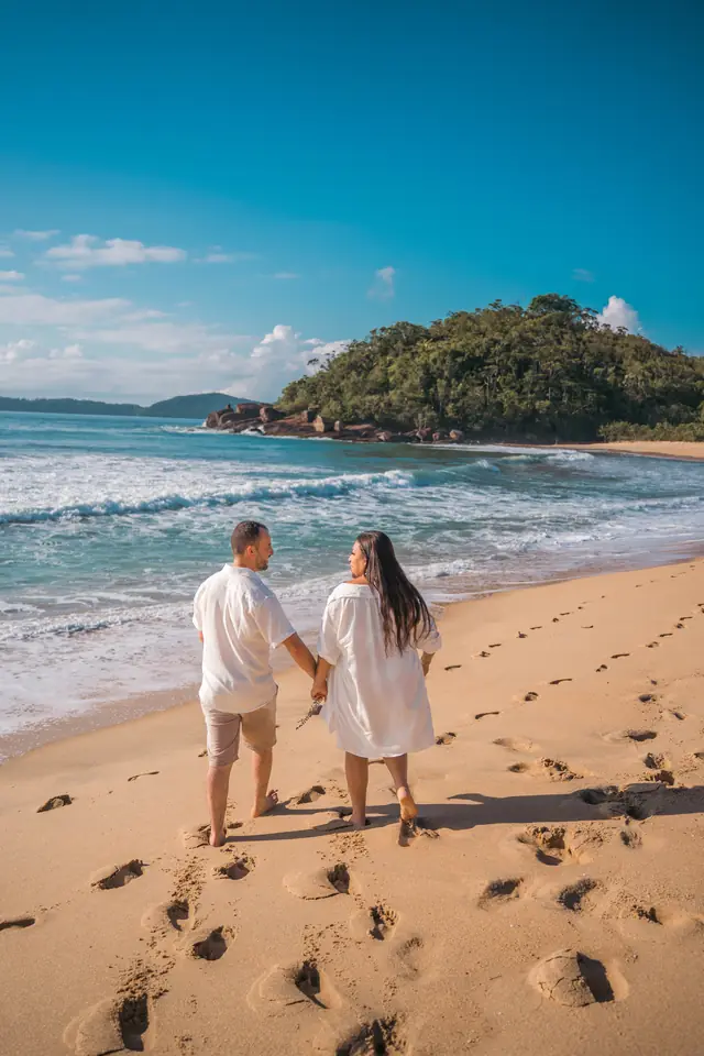 Ensaio de casal na praia em Ubatuba, foto de Renan Life fotógrafo
