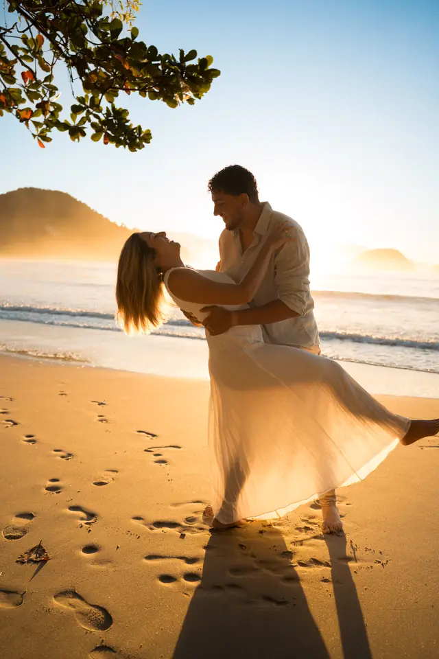 Ensaio de casal na praia em Ubatuba, foto de Renan Life fotógrafo