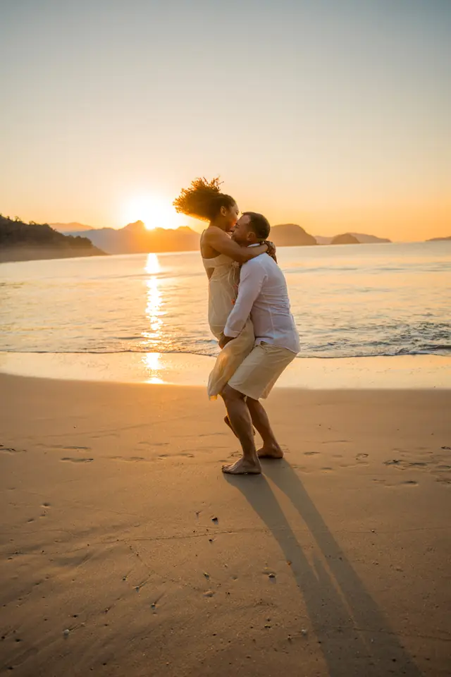 Ensaio de casal na praia em Ubatuba, foto de Renan Life fotógrafo