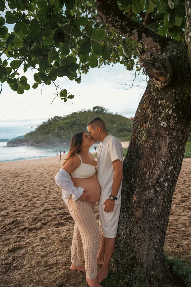 Ensaio gestante na praia em Ubatuba, foto de Renan Life fotógrafo