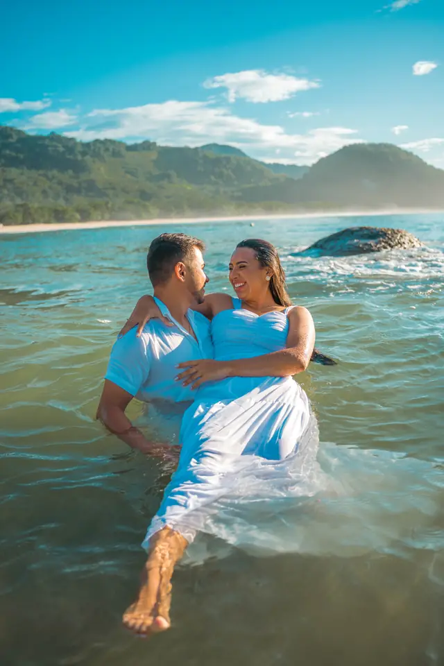 Ensaio de casal na praia em Ubatuba, foto de Renan Life fotógrafo