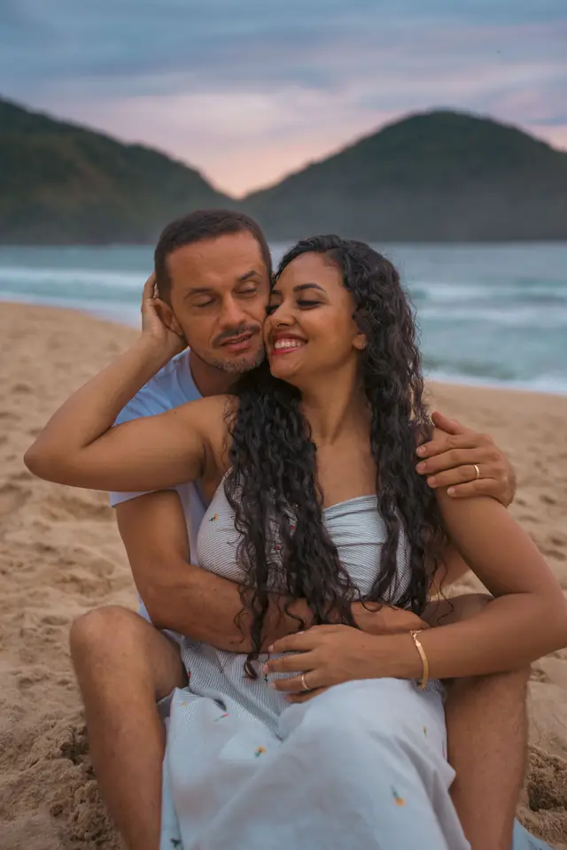 Ensaio de casal na praia em Ubatuba, foto de Renan Life fotógrafo