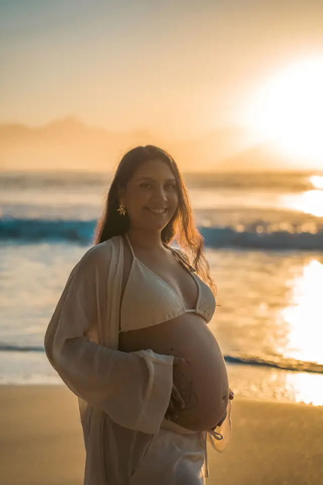 Ensaio gestante na praia em Ubatuba, foto de Renan Life fotógrafo