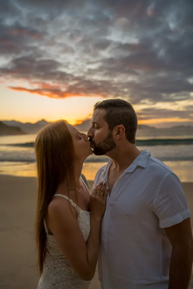 Ensaio de casal na praia em Ubatuba, foto de Renan Life fotógrafo