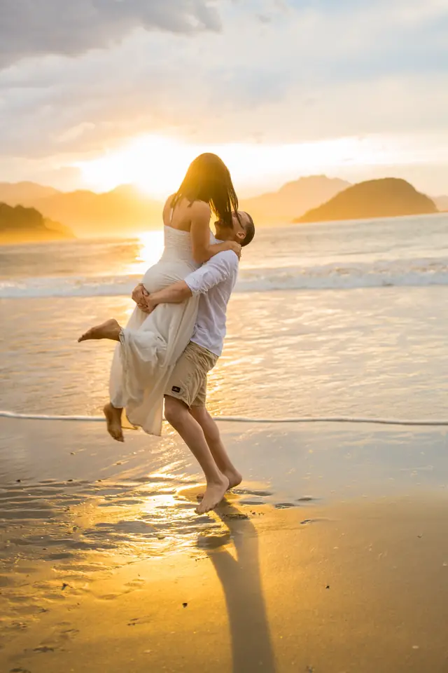 Ensaio de casal na praia em Ubatuba, foto de Renan Life fotógrafo