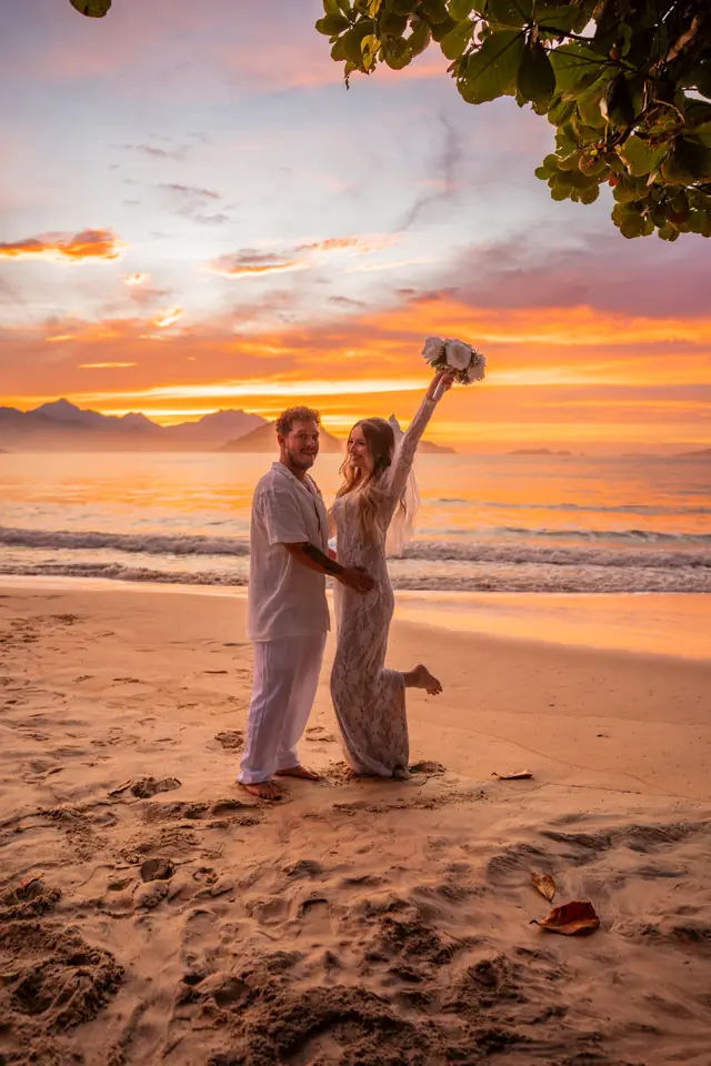 Ensaio de casal na praia em Ubatuba, foto de Renan Life fotógrafo