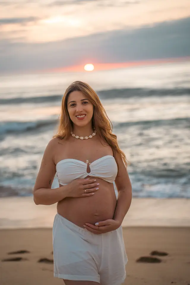 Ensaio gestante na praia em Ubatuba, foto de Renan Life fotógrafo