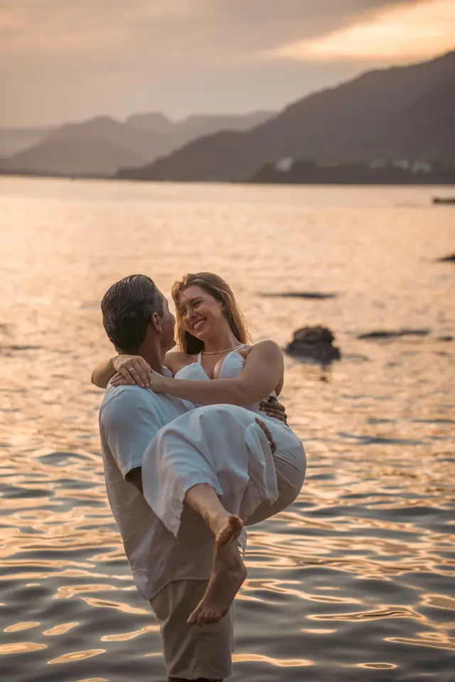 Ensaio de casal na praia em Ubatuba, foto de Renan Life fotógrafo