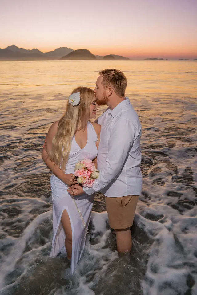 Ensaio de casal na praia em Ubatuba, foto de Renan Life fotógrafo