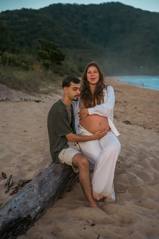Ensaio gestante na praia em Ubatuba, foto de Renan Life fotógrafo