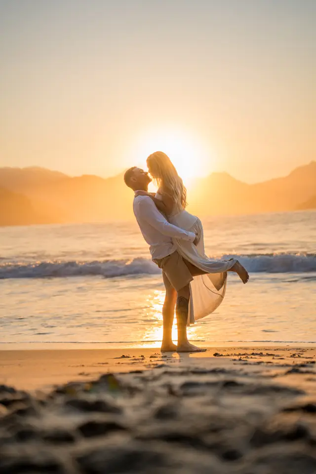 Ensaio de casal na praia em Ubatuba, foto de Renan Life fotógrafo