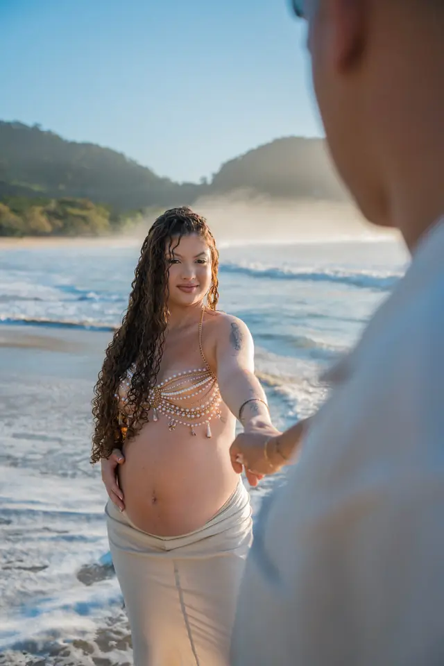 Ensaio gestante na praia em Ubatuba, foto de Renan Life fotógrafo