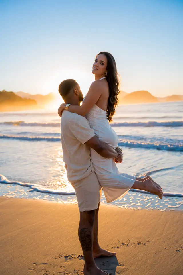 Ensaio de casal na praia em Ubatuba, foto de Renan Life fotógrafo