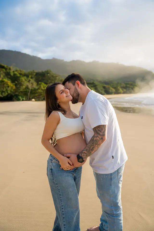 Ensaio gestante na praia em Ubatuba, foto de Renan Life fotógrafo
