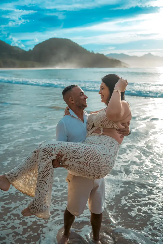 Ensaio de casal na praia em Ubatuba, foto de Renan Life fotógrafo