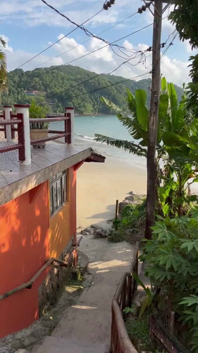 Escada que liga a Praia da Almada à Praia do Engenho, em Ubatuba