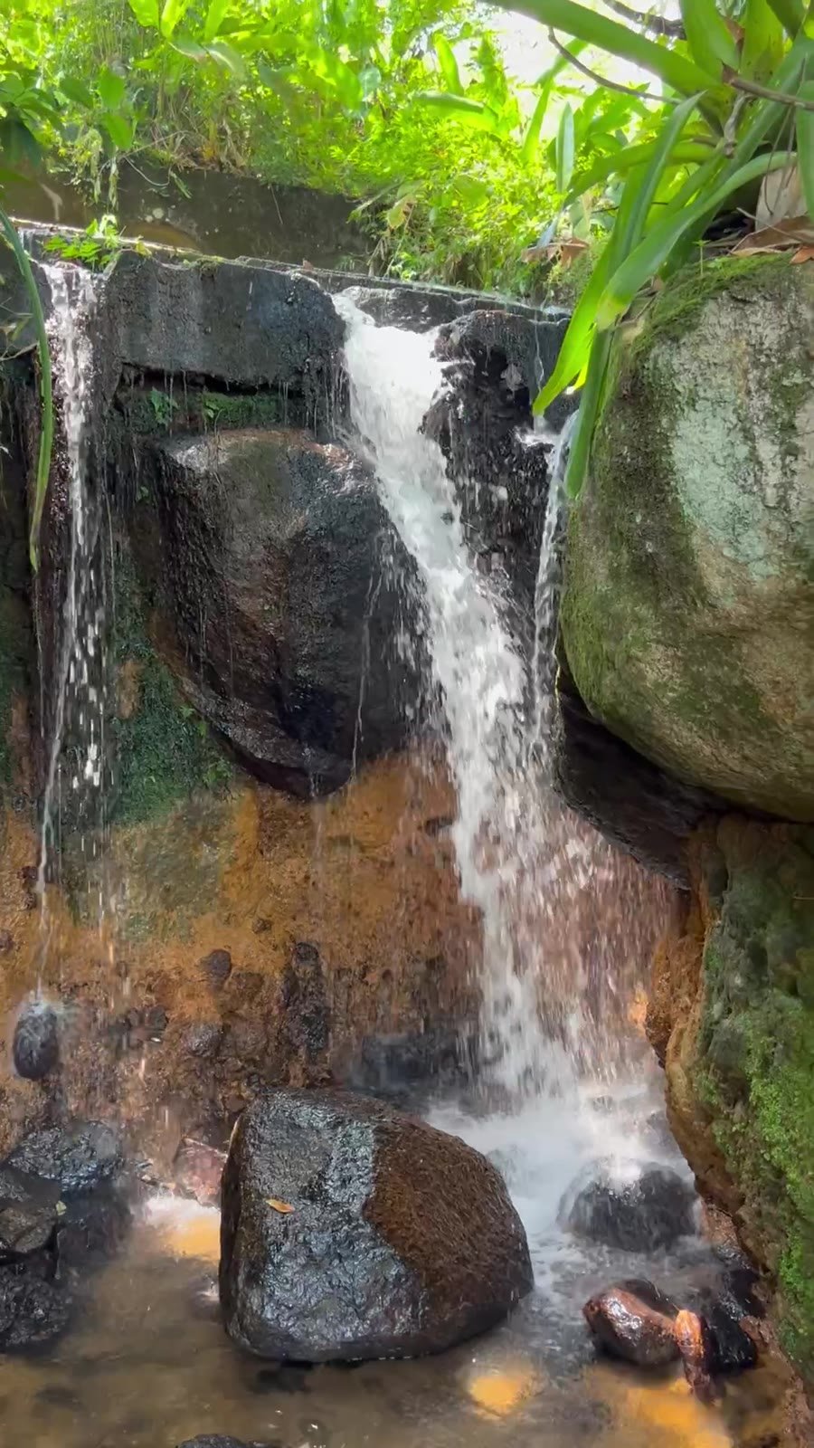 Cachoeira escondida no canto esquerdo da Praia Vermelha do Norte