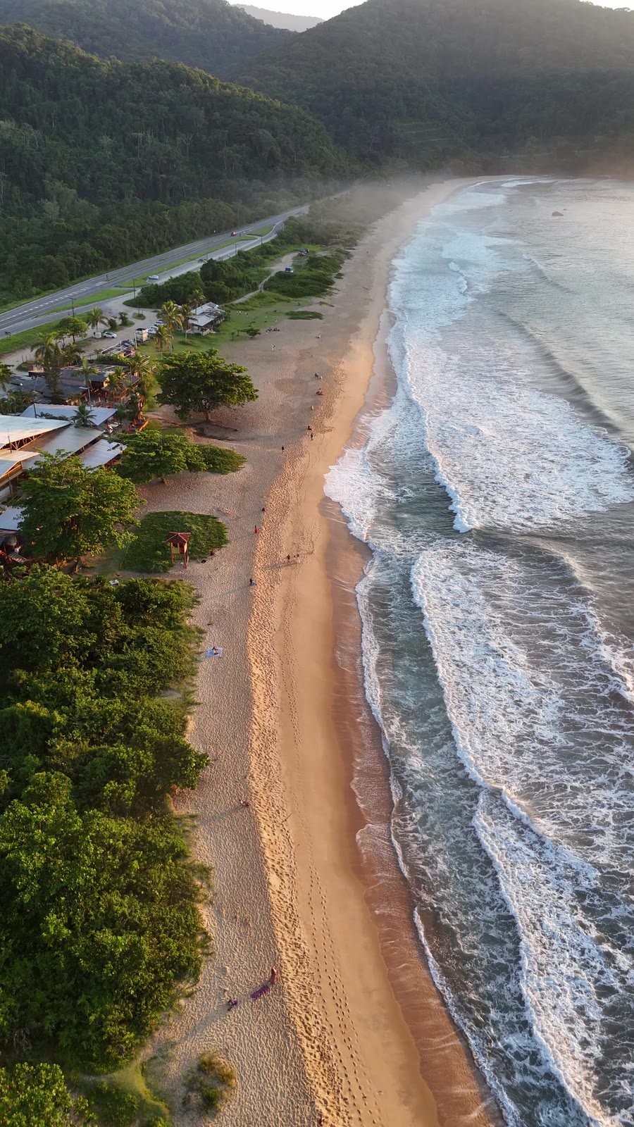 Praia Vermelha do Norte vista de drone, com as ondas quebrando perto da areia