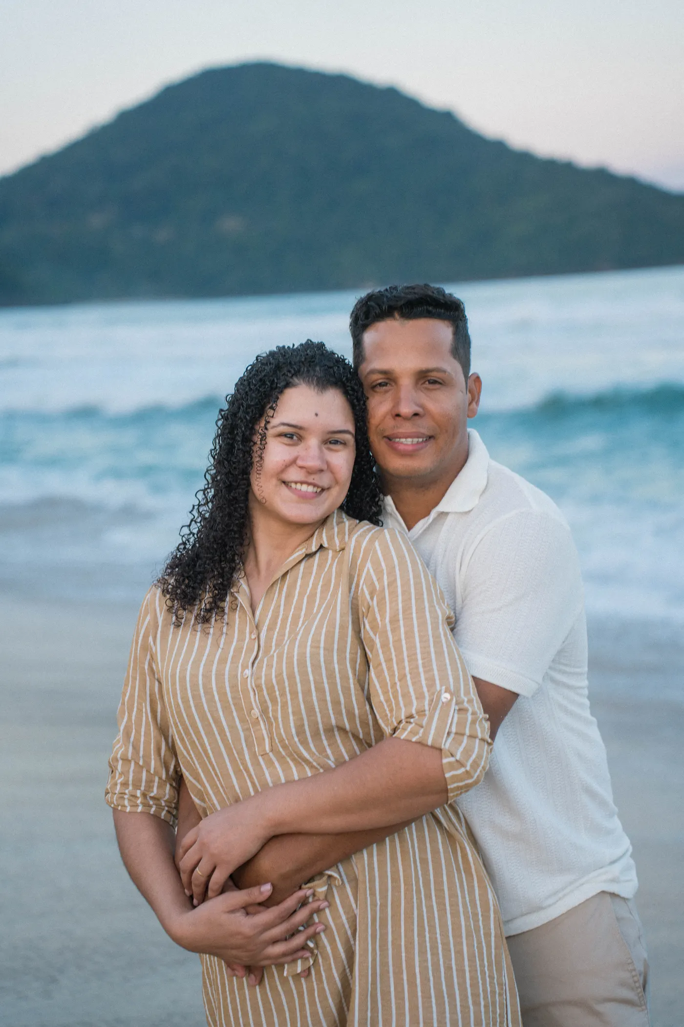 Abraço por trás, os dois sorrindo pra câmera — foto autoral de Renan Life, Ubatuba