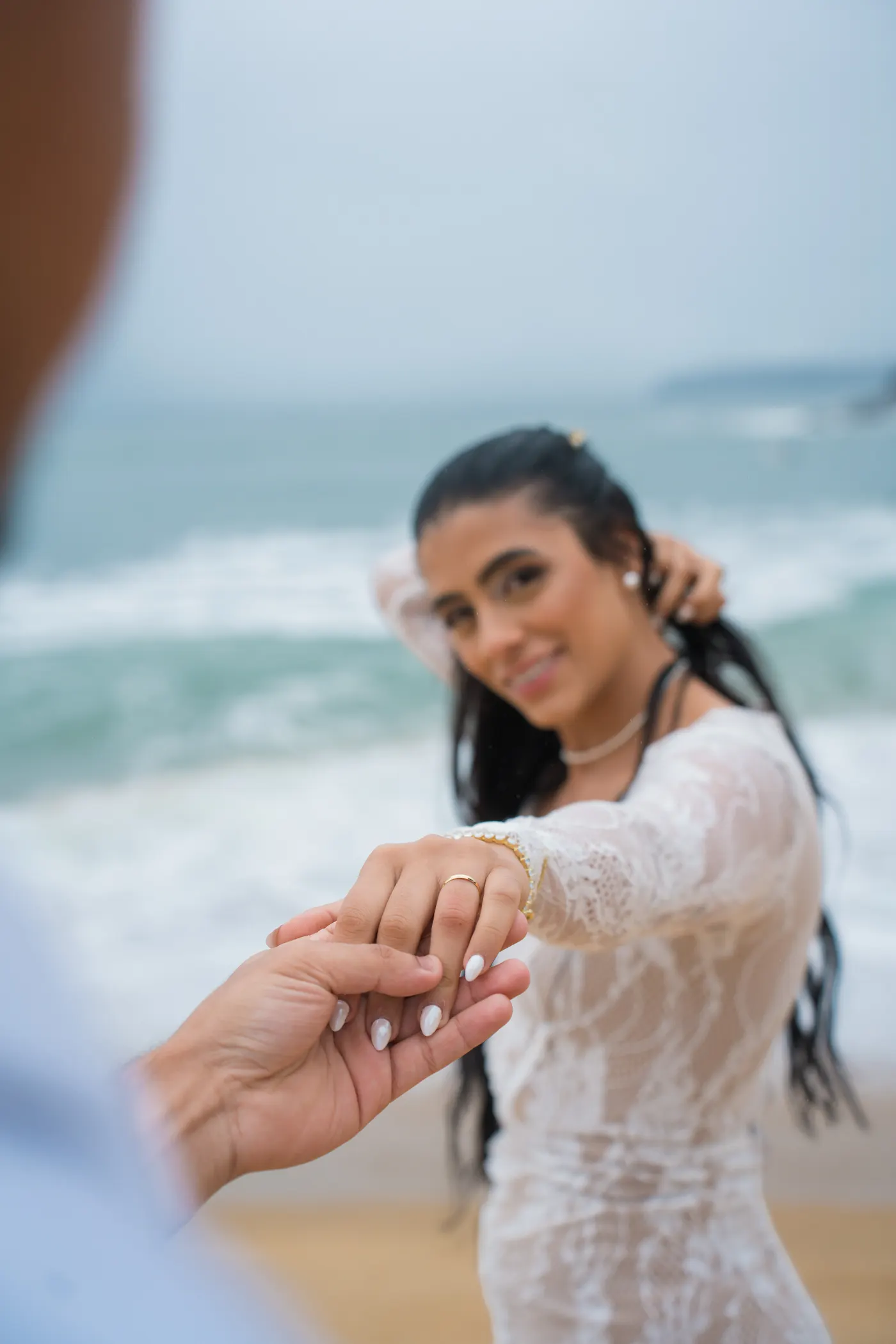 Ela puxa a mão dele em direção ao mar — foto autoral de Renan Life, Ubatuba