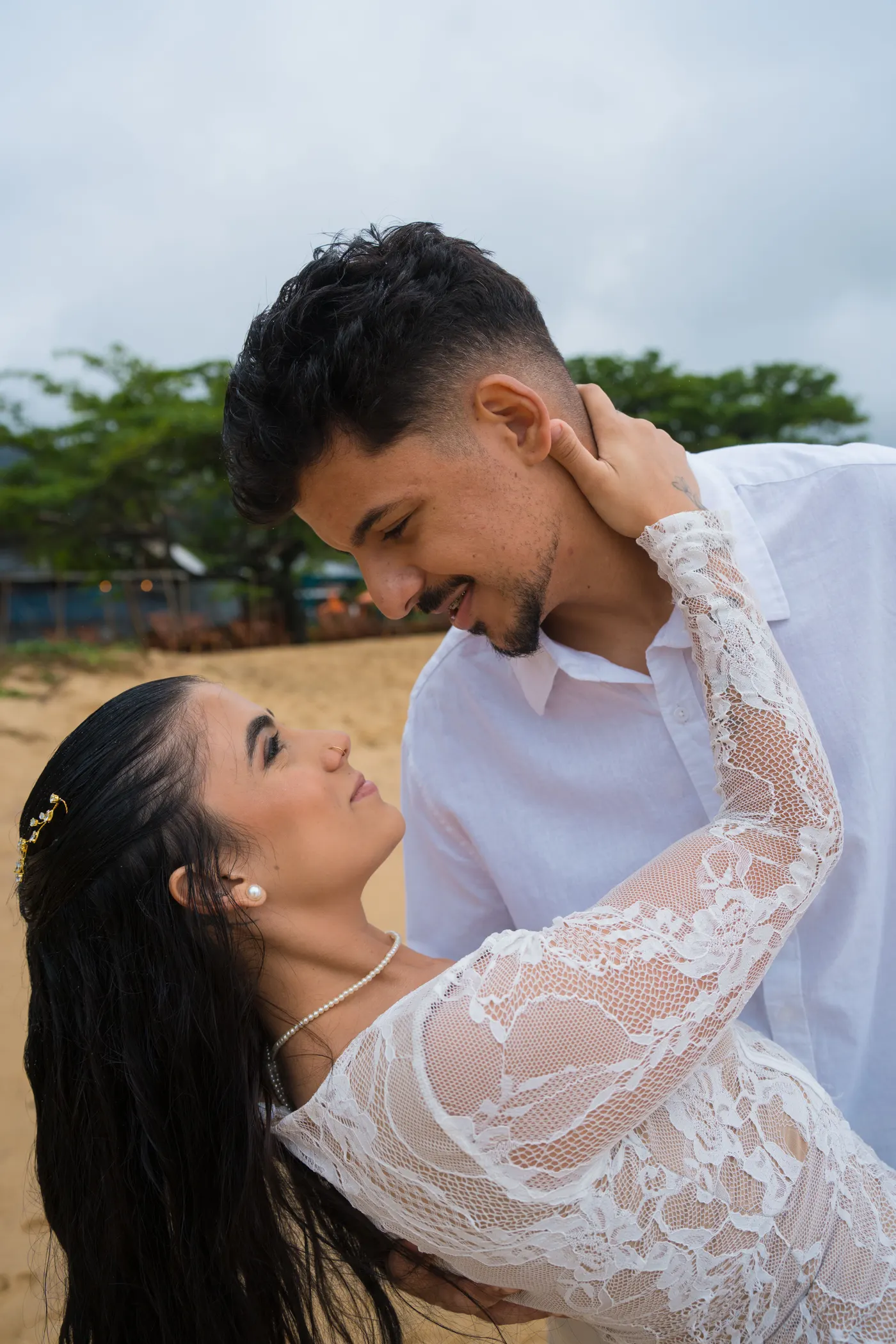O passo de dança: ele inclina ela, os dois rindo — foto autoral de Renan Life, Ubatuba