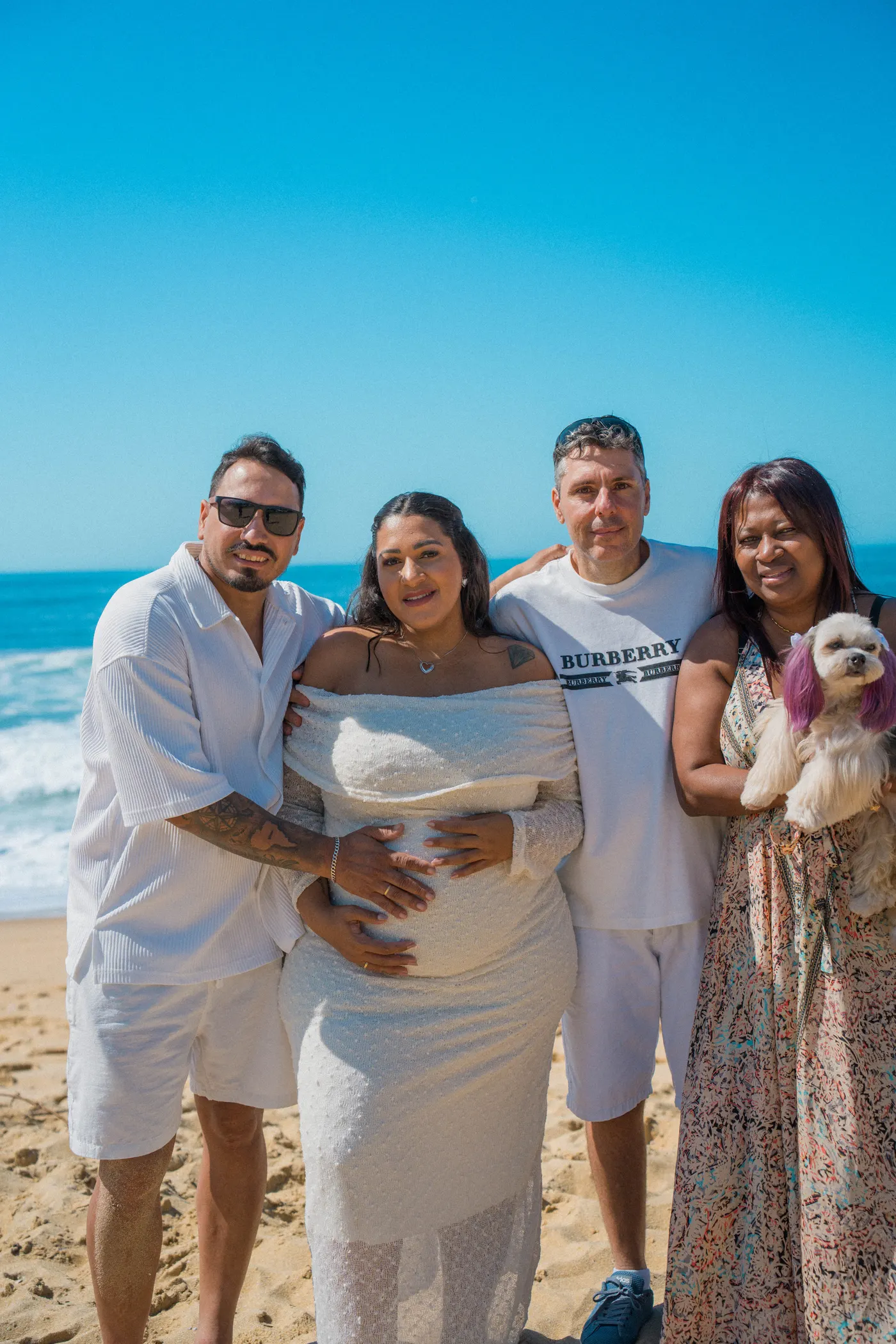 Família reunida sorrindo pra câmera na praia — foto autoral de Renan Life, Ubatuba