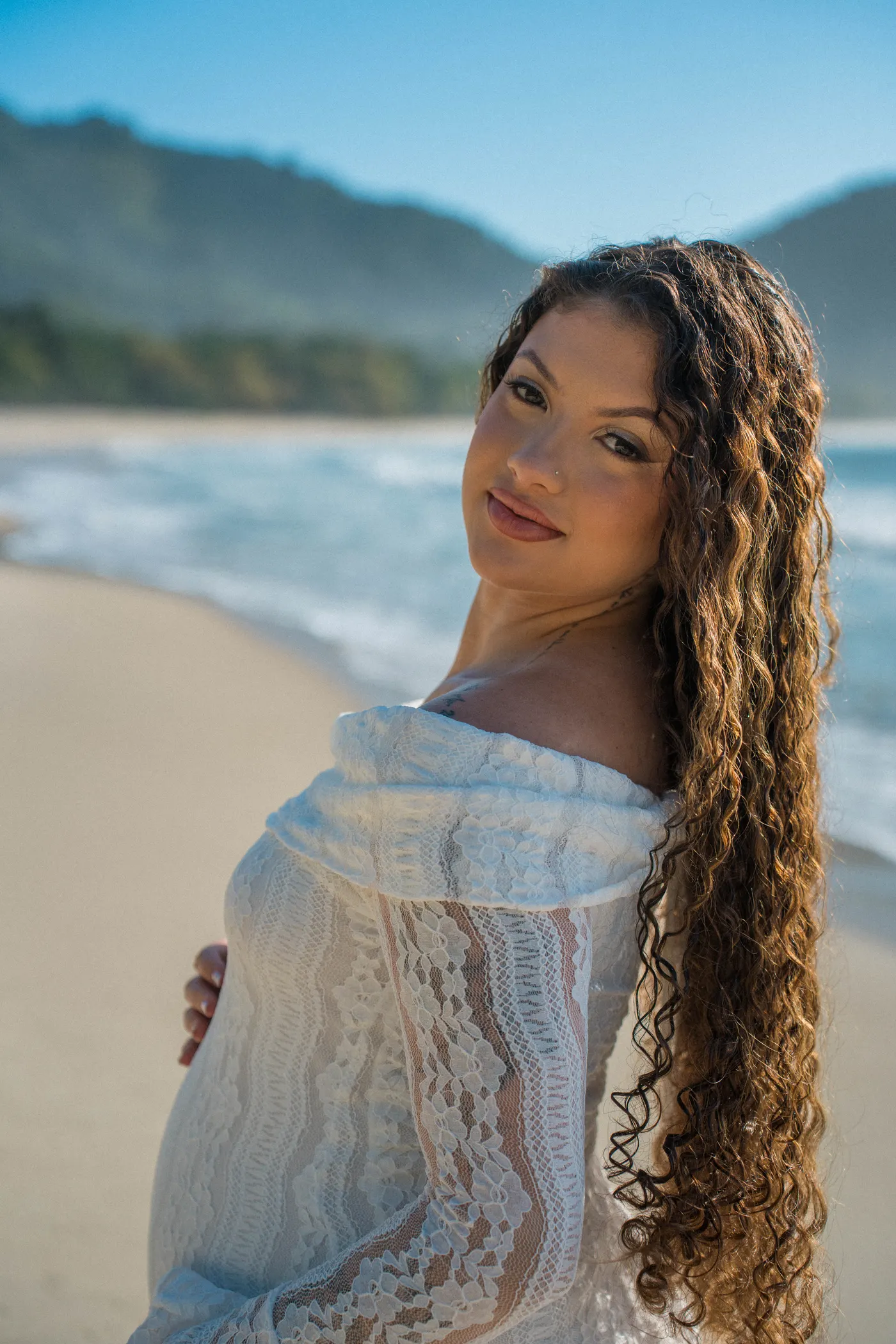 Olhar por cima do ombro, com o cabelo caindo nas costas — foto autoral de Renan Life, Ubatuba