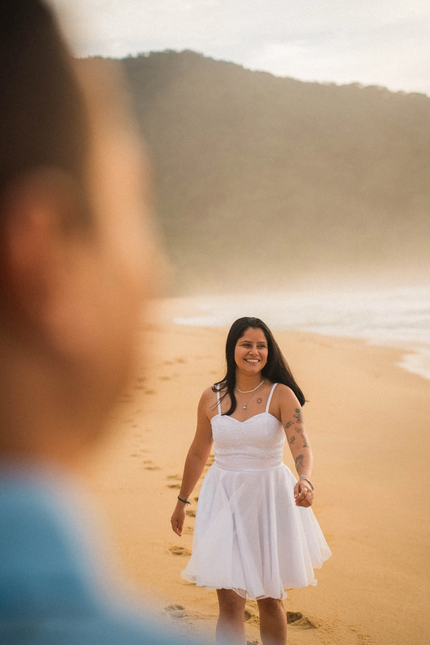 Mulher caminhando na areia em direção à câmera — foto autoral de Renan Life, Ubatuba