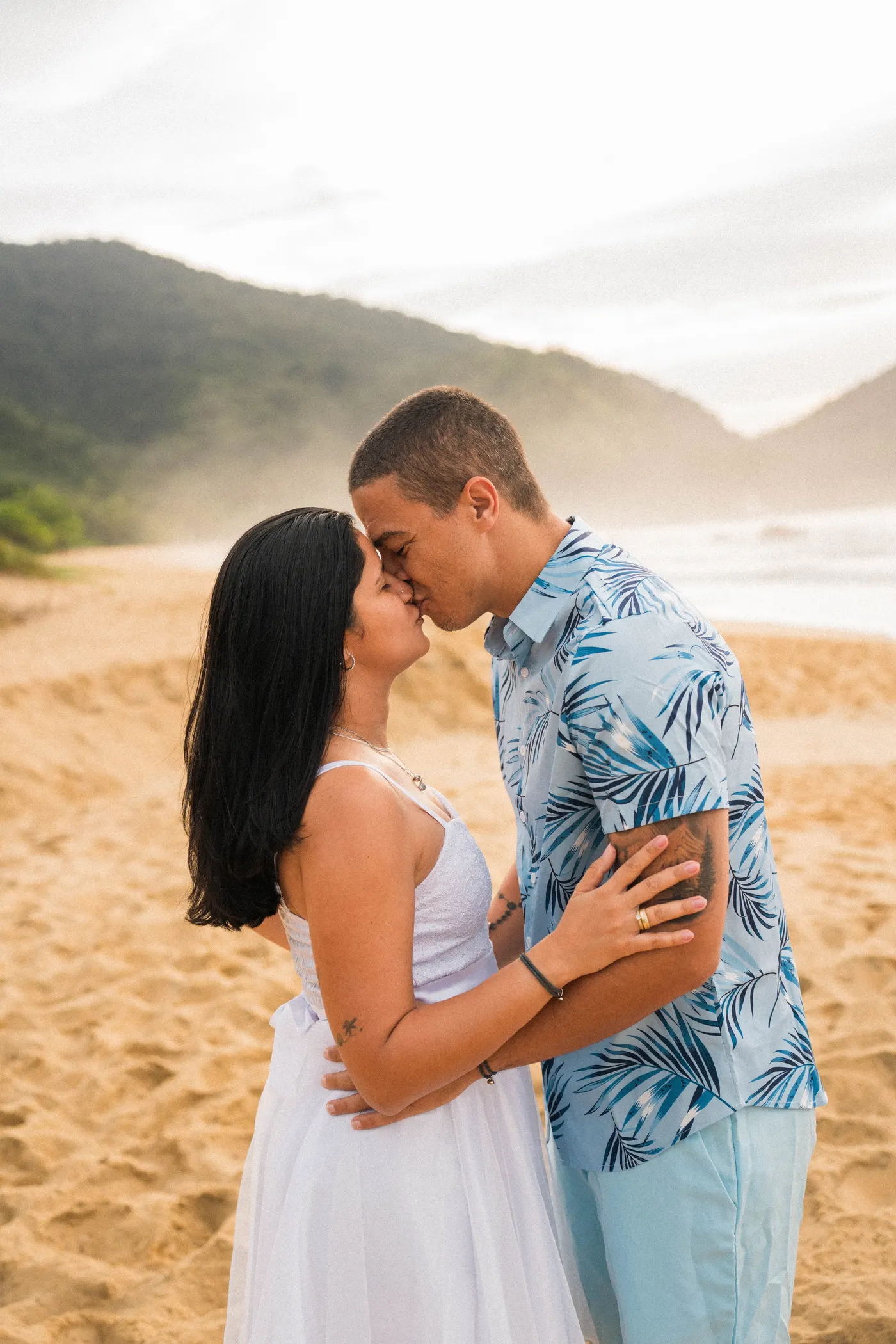 Noivos se beijando na praia enevoada do nascer do sol — foto autoral de Renan Life, Ubatuba