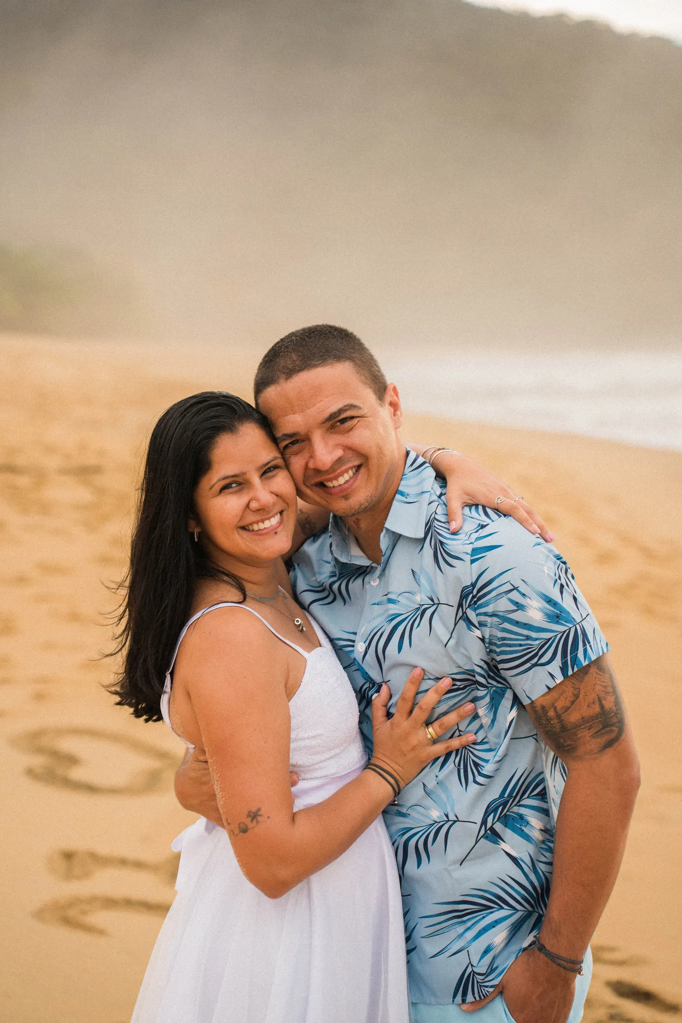 Noivos abraçados sorrindo pra câmera na praia — foto autoral de Renan Life, Ubatuba