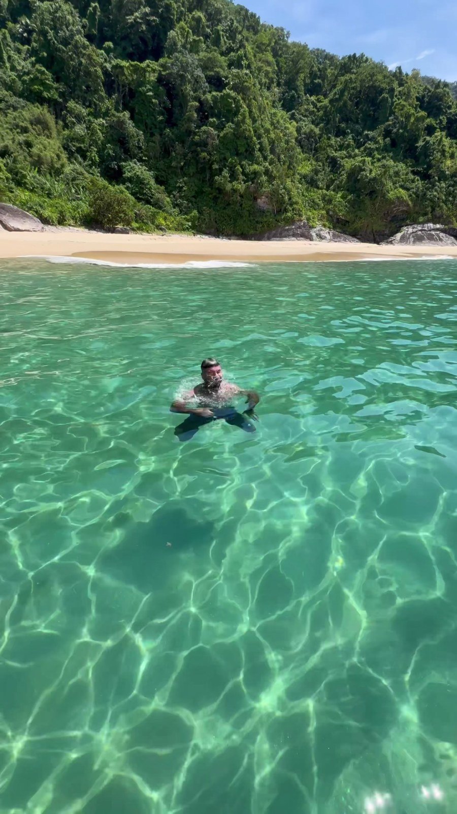 Água transparente da Praia do Lamberto, em Ubatuba