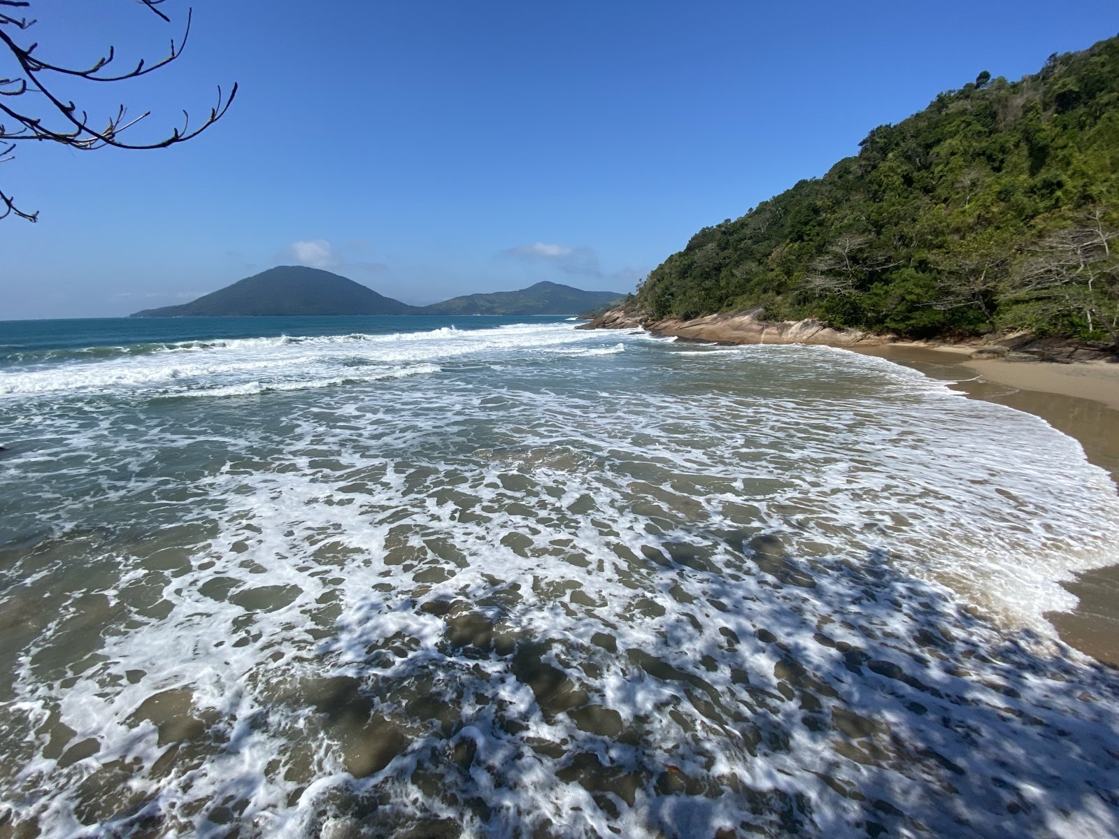 Praia de Fora, em Ubatuba, com a Ilha Anchieta no horizonte