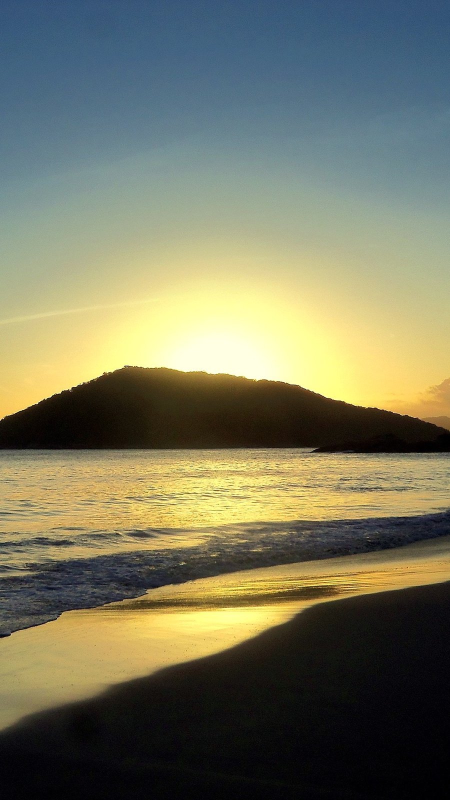 Praia do Itaguá ao entardecer, em Ubatuba