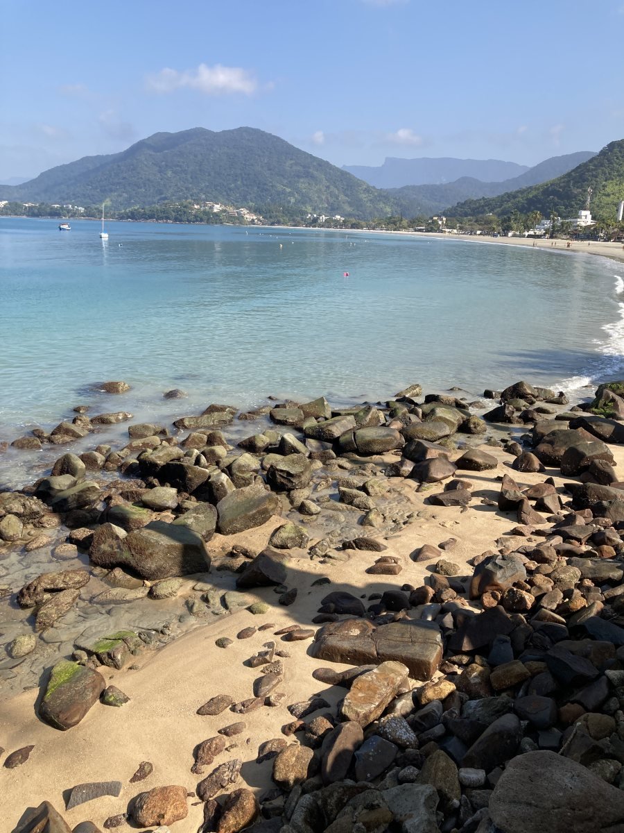 Canto de pedras e mar calmo da Praia da Enseada, em Ubatuba