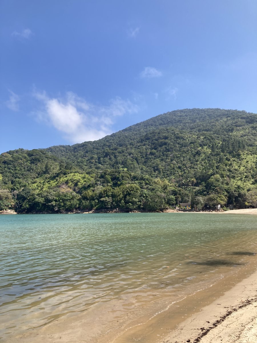 Água rasa e calma da Praia do Perequê-Mirim, em Ubatuba